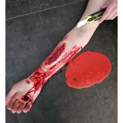 Cutter factice avec plaie