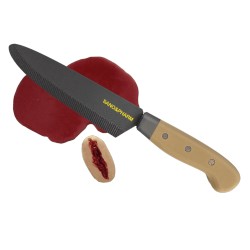 Couteau de cuisine avec plaie longue et flaque de sang